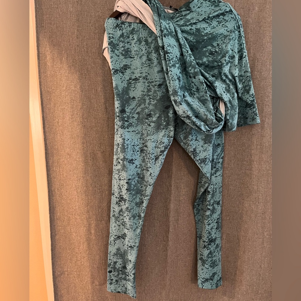 2 Piece Legging and Oversized T-Shirt Set - Picture 3 of 3